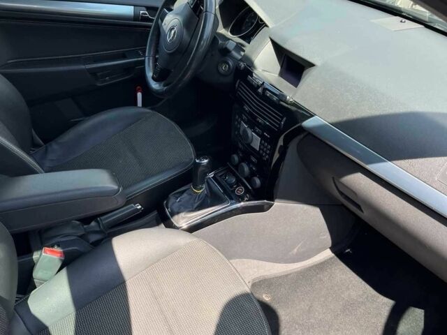 Опель Астра 2009 в Овруче на Automoto.ua Черный Опель Астра, объемом двигателя 1.7 л и пробегом 256 тыс. км за 5800 $, фото 11 на Automoto.ua