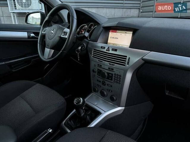 Черный Опель Астра, объемом двигателя 1.6 л и пробегом 160 тыс. км за 6200 $, фото 48 на Automoto.ua