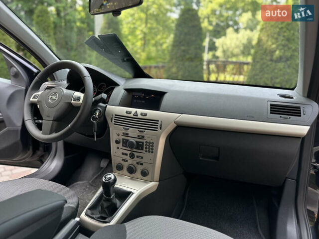 Черный Опель Астра, объемом двигателя 1.6 л и пробегом 157 тыс. км за 5499 $, фото 123 на Automoto.ua