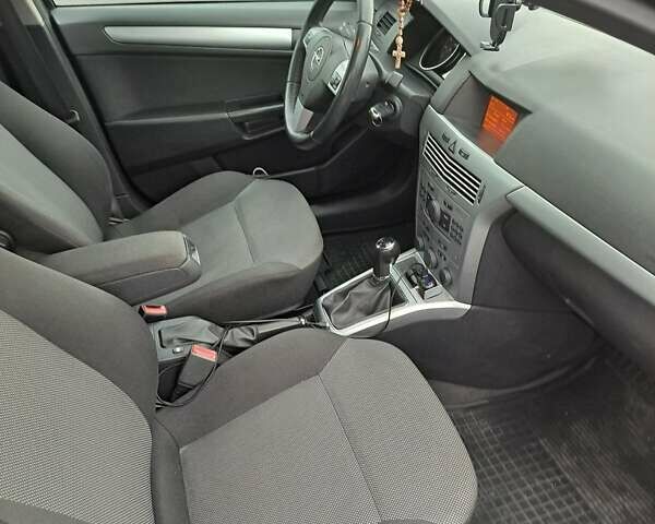 Черный Опель Астра, объемом двигателя 1.6 л и пробегом 212 тыс. км за 5200 $, фото 23 на Automoto.ua