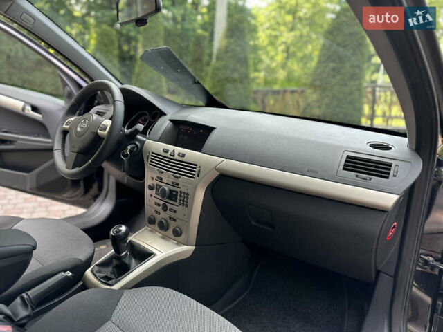 Черный Опель Астра, объемом двигателя 1.6 л и пробегом 157 тыс. км за 5499 $, фото 88 на Automoto.ua