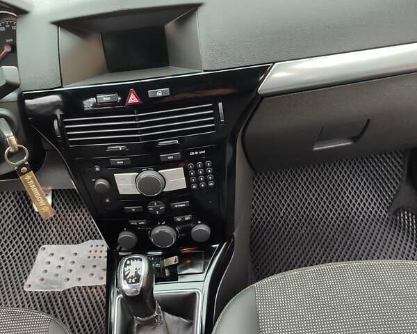 Черный Опель Астра, объемом двигателя 1.8 л и пробегом 225 тыс. км за 6800 $, фото 22 на Automoto.ua