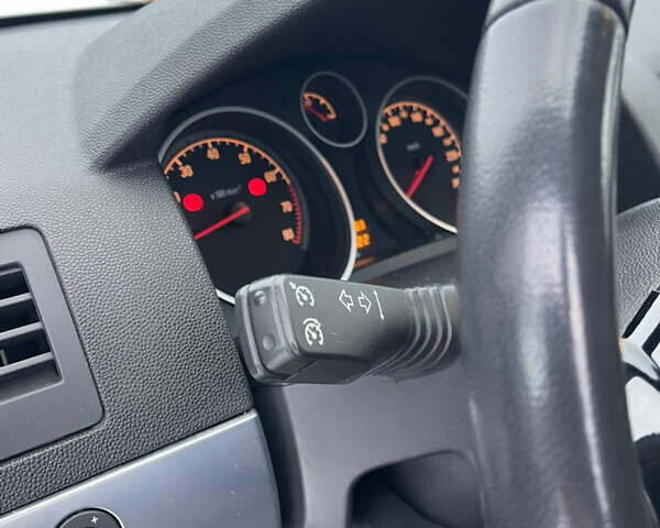 Черный Опель Астра, объемом двигателя 1.6 л и пробегом 148 тыс. км за 6300 $, фото 18 на Automoto.ua