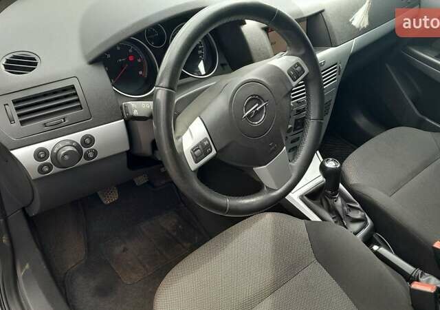 Черный Опель Астра, объемом двигателя 1.9 л и пробегом 266 тыс. км за 5550 $, фото 8 на Automoto.ua