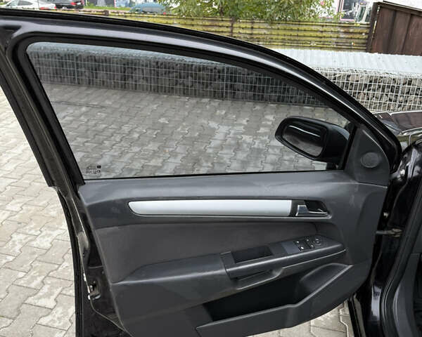 Черный Опель Астра, объемом двигателя 1.9 л и пробегом 255 тыс. км за 6200 $, фото 7 на Automoto.ua
