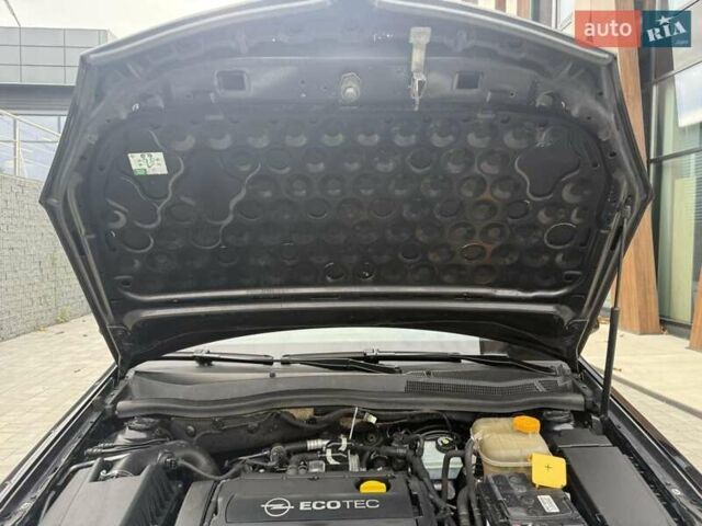 Черный Опель Астра, объемом двигателя 1.6 л и пробегом 240 тыс. км за 5550 $, фото 12 на Automoto.ua