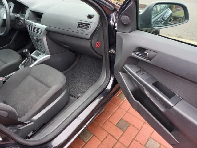 Черный Опель Астра, объемом двигателя 1.8 л и пробегом 200 тыс. км за 5750 $, фото 16 на Automoto.ua