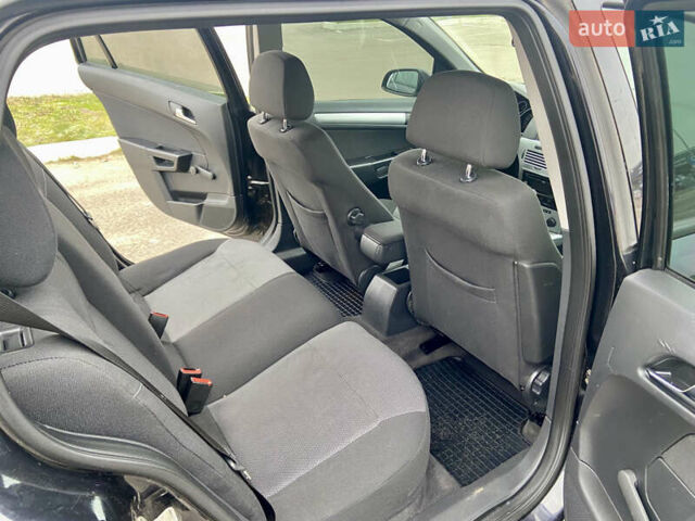 Черный Опель Астра, объемом двигателя 1.8 л и пробегом 200 тыс. км за 6999 $, фото 19 на Automoto.ua