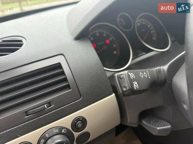 Черный Опель Астра, объемом двигателя 1.6 л и пробегом 240 тыс. км за 5550 $, фото 11 на Automoto.ua