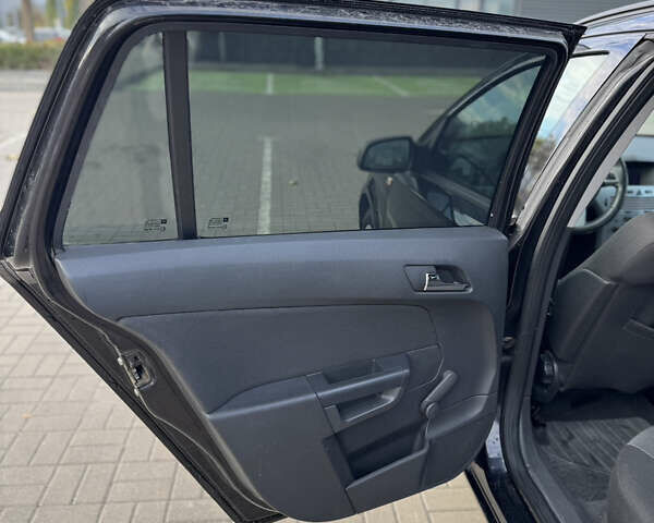 Черный Опель Астра, объемом двигателя 1.69 л и пробегом 223 тыс. км за 5900 $, фото 13 на Automoto.ua