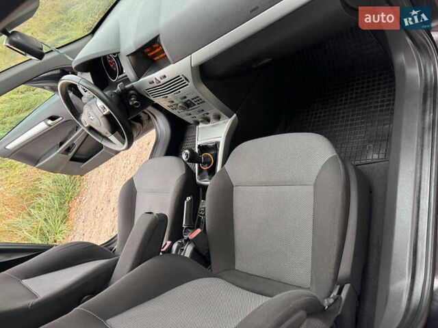 Черный Опель Астра, объемом двигателя 1.6 л и пробегом 230 тыс. км за 5750 $, фото 50 на Automoto.ua