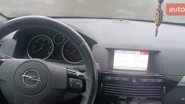 Черный Опель Астра, объемом двигателя 1.69 л и пробегом 268 тыс. км за 8000 $, фото 7 на Automoto.ua