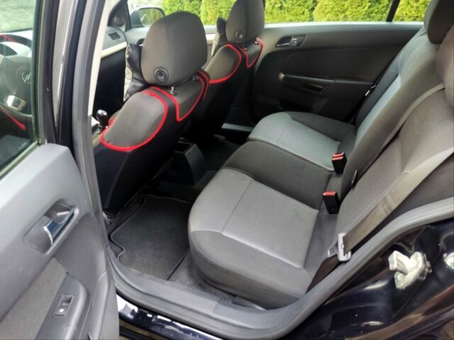 Черный Опель Астра, объемом двигателя 1.6 л и пробегом 220 тыс. км за 5800 $, фото 13 на Automoto.ua