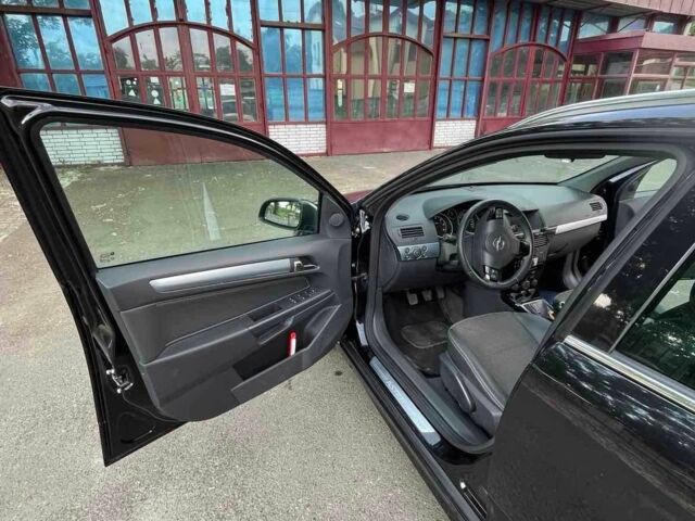 Опель Астра 2009 в Овруче на Automoto.ua Черный Опель Астра, объемом двигателя 1.7 л и пробегом 256 тыс. км за 5800 $, фото 4 на Automoto.ua