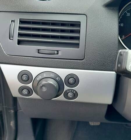 Черный Опель Астра, объемом двигателя 1.9 л и пробегом 266 тыс. км за 5550 $, фото 10 на Automoto.ua