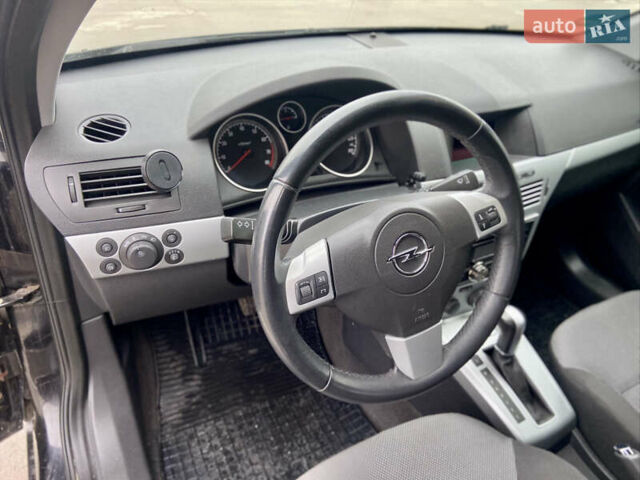 Черный Опель Астра, объемом двигателя 1.8 л и пробегом 200 тыс. км за 6999 $, фото 12 на Automoto.ua