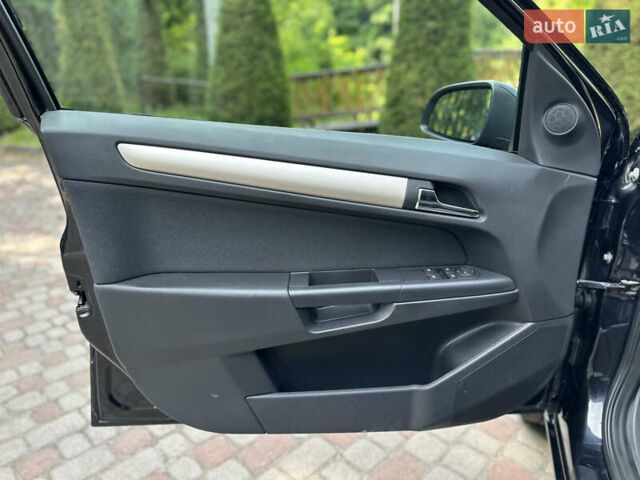 Черный Опель Астра, объемом двигателя 1.6 л и пробегом 157 тыс. км за 5499 $, фото 103 на Automoto.ua