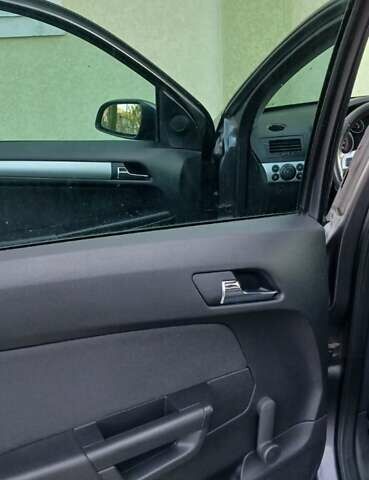 Черный Опель Астра, объемом двигателя 1.8 л и пробегом 164 тыс. км за 5500 $, фото 15 на Automoto.ua