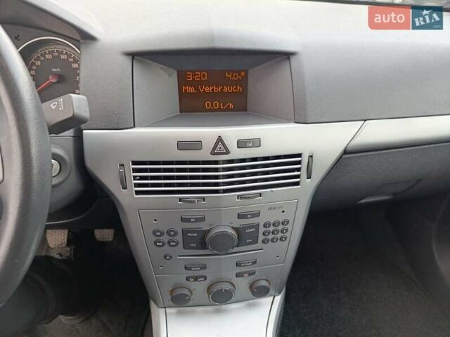 Черный Опель Астра, объемом двигателя 1.8 л и пробегом 178 тыс. км за 6800 $, фото 4 на Automoto.ua