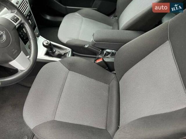 Черный Опель Астра, объемом двигателя 1.6 л и пробегом 199 тыс. км за 6499 $, фото 35 на Automoto.ua