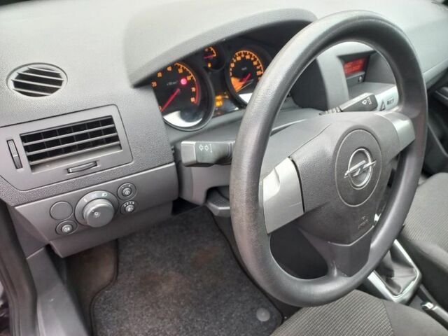 Черный Опель Астра, объемом двигателя 1.8 л и пробегом 200 тыс. км за 5750 $, фото 13 на Automoto.ua