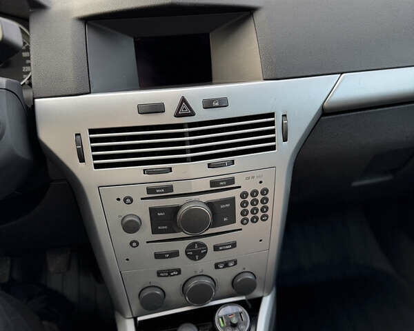 Черный Опель Астра, объемом двигателя 1.69 л и пробегом 223 тыс. км за 5900 $, фото 14 на Automoto.ua