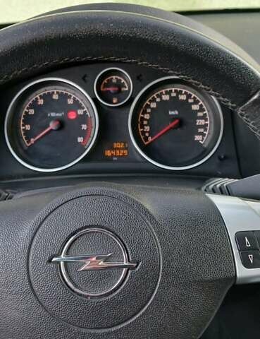 Черный Опель Астра, объемом двигателя 1.8 л и пробегом 164 тыс. км за 5500 $, фото 3 на Automoto.ua