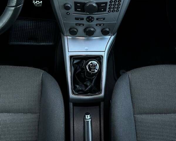 Черный Опель Астра, объемом двигателя 1.6 л и пробегом 160 тыс. км за 6200 $, фото 40 на Automoto.ua