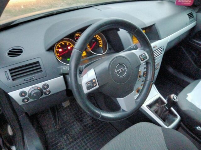 Черный Опель Астра, объемом двигателя 1.4 л и пробегом 218 тыс. км за 4550 $, фото 10 на Automoto.ua