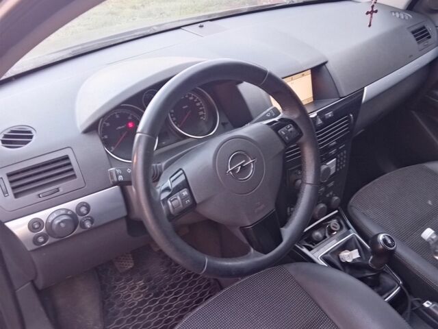 Черный Опель Астра, объемом двигателя 1.7 л и пробегом 330 тыс. км за 4950 $, фото 4 на Automoto.ua