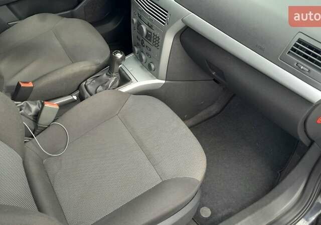 Черный Опель Астра, объемом двигателя 1.9 л и пробегом 266 тыс. км за 5550 $, фото 6 на Automoto.ua