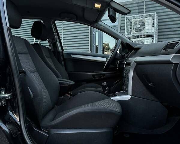 Черный Опель Астра, объемом двигателя 1.6 л и пробегом 160 тыс. км за 6200 $, фото 43 на Automoto.ua