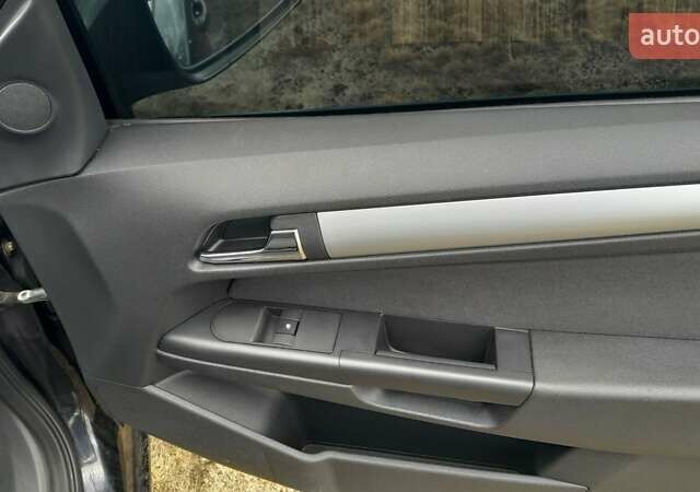 Черный Опель Астра, объемом двигателя 1.9 л и пробегом 266 тыс. км за 5550 $, фото 5 на Automoto.ua