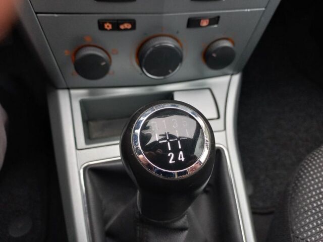 Черный Опель Астра, объемом двигателя 1.8 л и пробегом 200 тыс. км за 5750 $, фото 19 на Automoto.ua