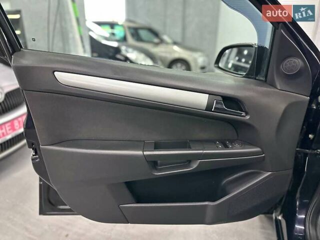 Черный Опель Астра, объемом двигателя 1.6 л и пробегом 186 тыс. км за 6799 $, фото 12 на Automoto.ua