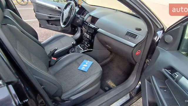 Черный Опель Астра, объемом двигателя 1.69 л и пробегом 268 тыс. км за 8000 $, фото 14 на Automoto.ua