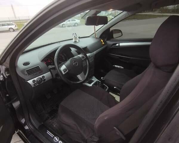 Черный Опель Астра, объемом двигателя 1.25 л и пробегом 325 тыс. км за 4699 $, фото 3 на Automoto.ua