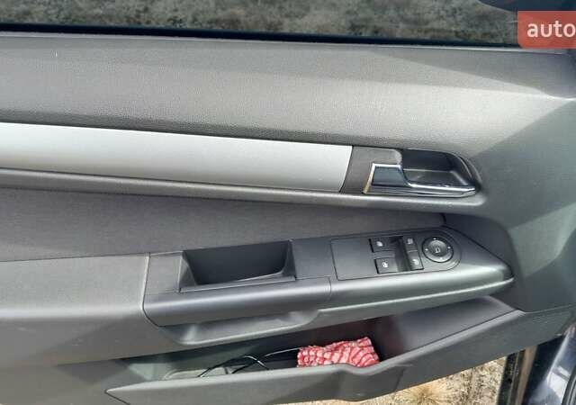 Черный Опель Астра, объемом двигателя 1.9 л и пробегом 266 тыс. км за 5550 $, фото 7 на Automoto.ua