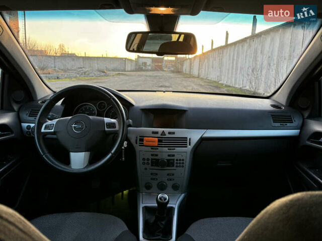 Черный Опель Астра, объемом двигателя 1.6 л и пробегом 217 тыс. км за 6200 $, фото 16 на Automoto.ua