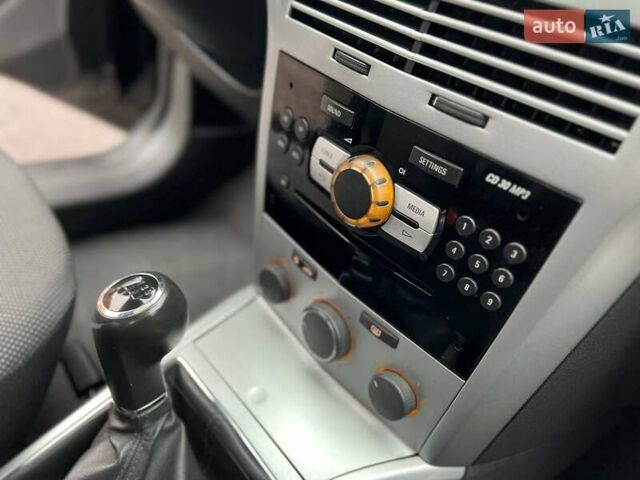 Черный Опель Астра, объемом двигателя 1.6 л и пробегом 199 тыс. км за 6499 $, фото 55 на Automoto.ua