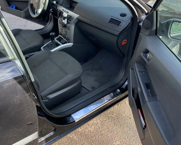 Опель Астра 2009 у Кропивницькому (Кіровограді) на Automoto.ua Чорний Опель Астра, об'ємом двигуна 1.36 л та пробігом 258 тис. км за 5500 $, фото 4 на Automoto.ua