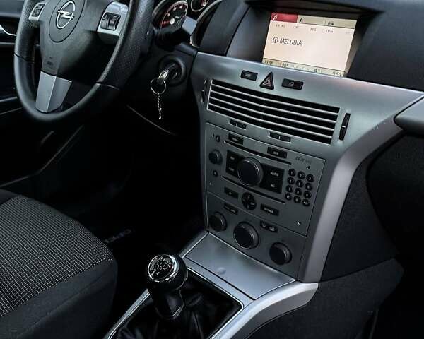 Черный Опель Астра, объемом двигателя 1.6 л и пробегом 160 тыс. км за 6200 $, фото 47 на Automoto.ua