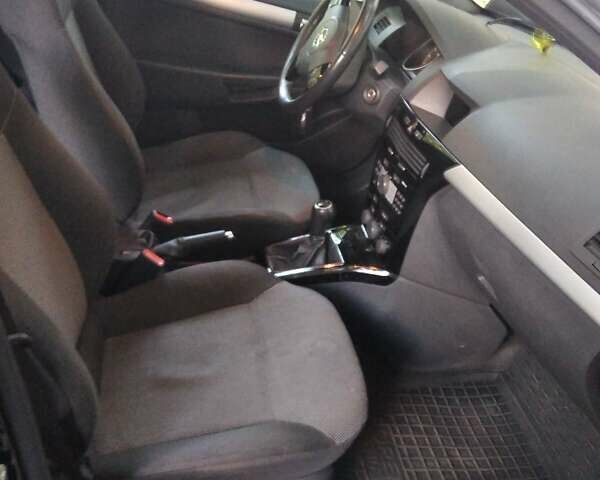 Черный Опель Астра, объемом двигателя 1.6 л и пробегом 252 тыс. км за 5250 $, фото 6 на Automoto.ua