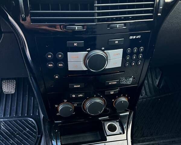 Черный Опель Астра, объемом двигателя 1.6 л и пробегом 219 тыс. км за 5600 $, фото 17 на Automoto.ua