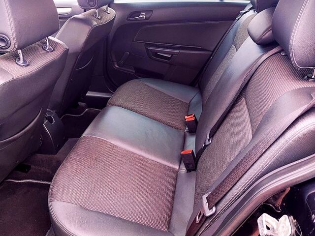 Черный Опель Астра, объемом двигателя 1.6 л и пробегом 172 тыс. км за 5350 $, фото 13 на Automoto.ua