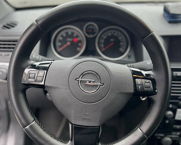 Черный Опель Астра, объемом двигателя 1.6 л и пробегом 250 тыс. км за 5600 $, фото 7 на Automoto.ua