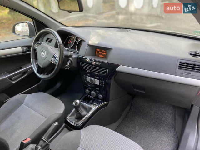 Черный Опель Астра, объемом двигателя 1.6 л и пробегом 200 тыс. км за 6400 $, фото 27 на Automoto.ua