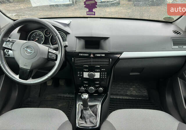 Черный Опель Астра, объемом двигателя 1.69 л и пробегом 242 тыс. км за 6200 $, фото 19 на Automoto.ua