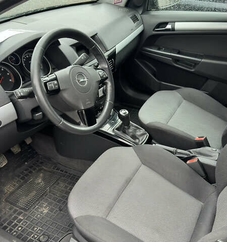 Черный Опель Астра, объемом двигателя 1.69 л и пробегом 242 тыс. км за 6200 $, фото 13 на Automoto.ua