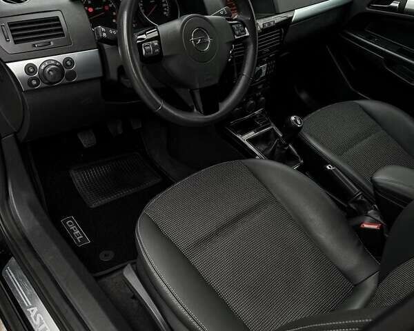 Черный Опель Астра, объемом двигателя 1.6 л и пробегом 152 тыс. км за 7200 $, фото 56 на Automoto.ua